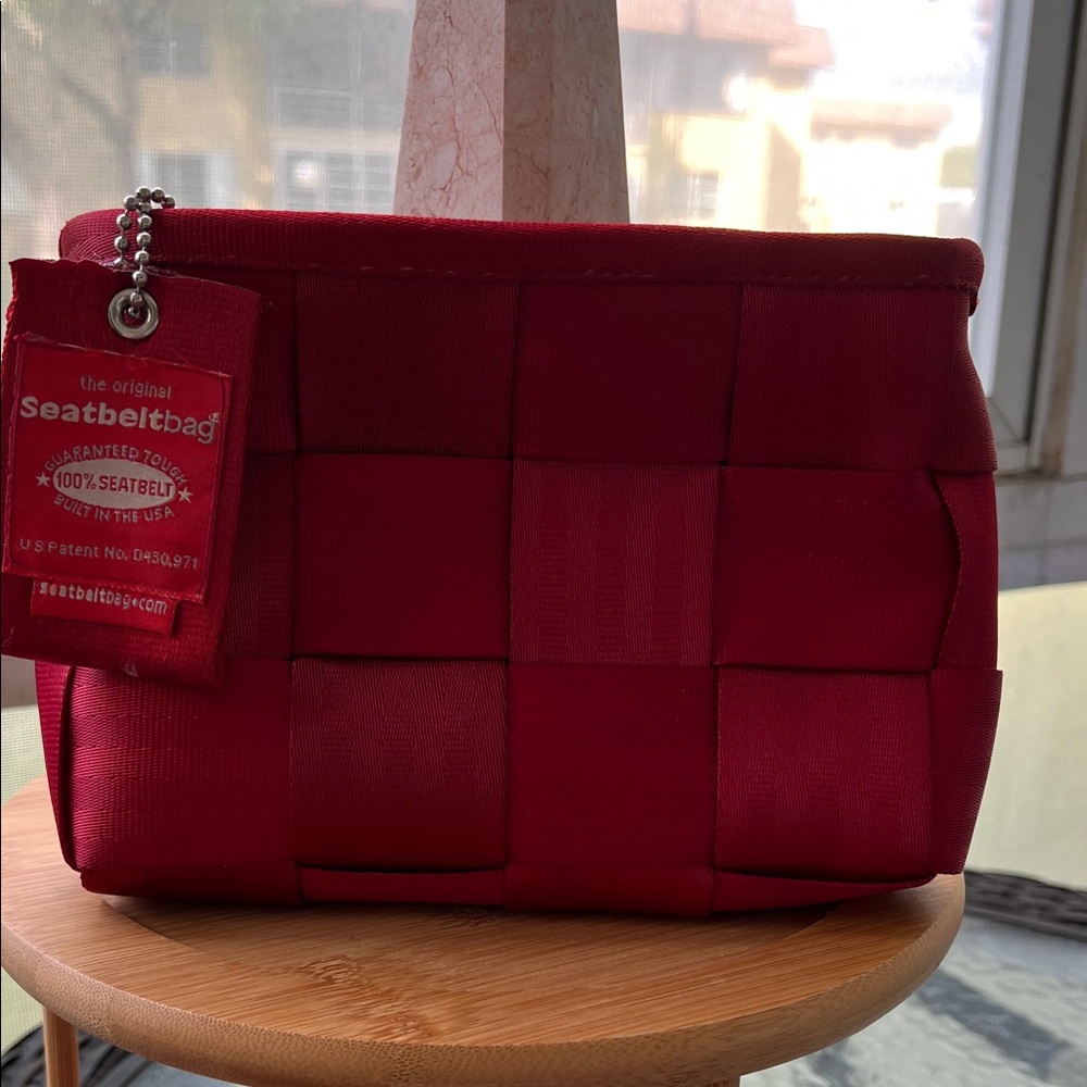 Harvey’s original seatbelt bag .. lipstick red